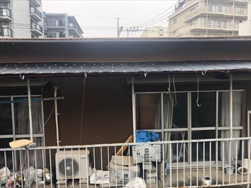 真ん中を高くして左右に流れる様に角度をつけます