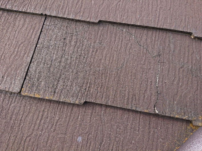 小金井市本町で指摘された棟板金ではなくひび割れが出ているスレート屋根を直します