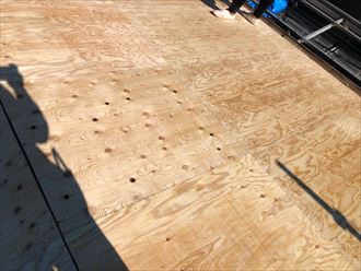 屋根葺き替え工事で下地材補強のため野地板を増し張り