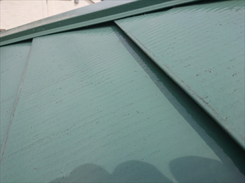 ハゼ折りの横葺き屋根です