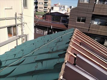 豊島区上池袋で台風で飛んだトタン瓦棒屋根にカバールーフを使用して屋根カバー工事を行いました