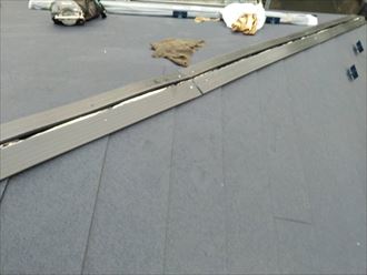 屋根カバー工事で棟板金の下地材にタフモックを設置