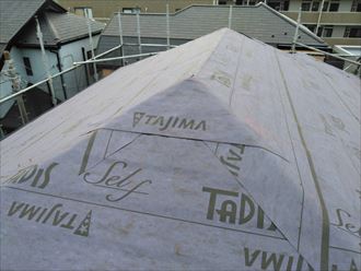 屋根カバー工事で防水紙の敷設