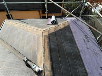 屋根カバー工事で防水紙の敷設