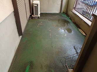 雨水を吸い込んだベランダの人工芝
