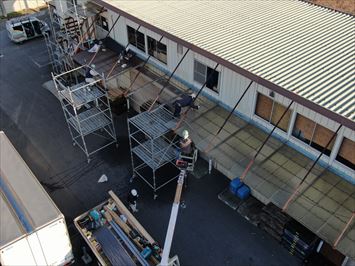 墨田区東墨田で台風で飛ばされた倉庫屋根のポリカ波板を貼り替え工事します