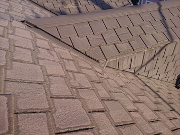 三鷹市北野にて台風で被害を受けたアーバニー葺き屋根を屋根カバー工事で改修