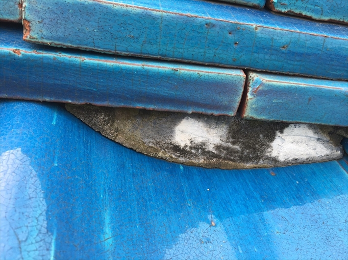 カビも生えて浮いている漆喰