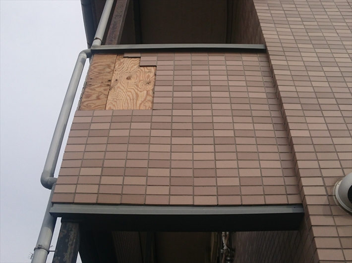狛江市元和泉で剥がれ落ちた外壁のタイルを張り替え工事で直します