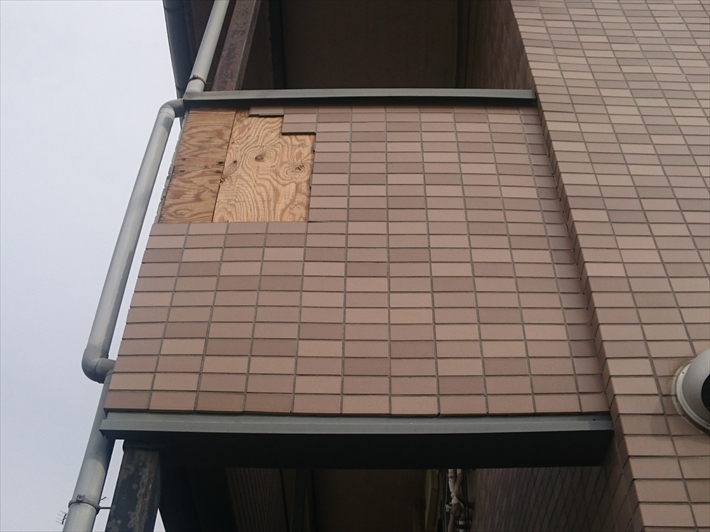 狛江市元和泉で剥がれ落ちた外壁のタイルを張り替え工事で直します