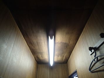 蛍光灯のある天井からの雨漏り
