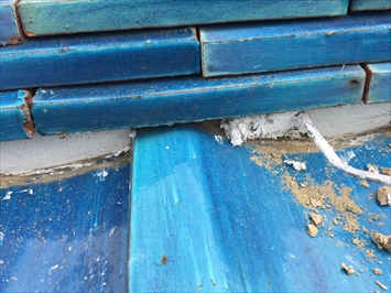 専用の金鏝で漆喰を詰めます