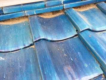 土がむき出しになると支えが無くなって崩れてしまいます