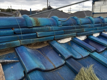 棟瓦の下に漆喰が詰めてあります