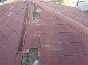 屋根の一面が被害を受けています