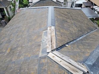 台風15号の影響により飛散したスレート屋根の棟板金