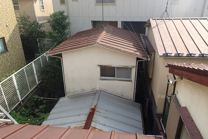 三棟連なった錆びたトタン屋根のお住まい