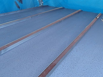 カバー工法のために加工されたガルバリウム鋼板