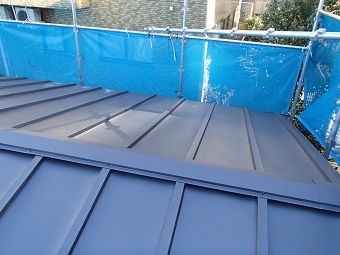 ガルバリウム鋼板によるカバー工法が完工した二階屋根