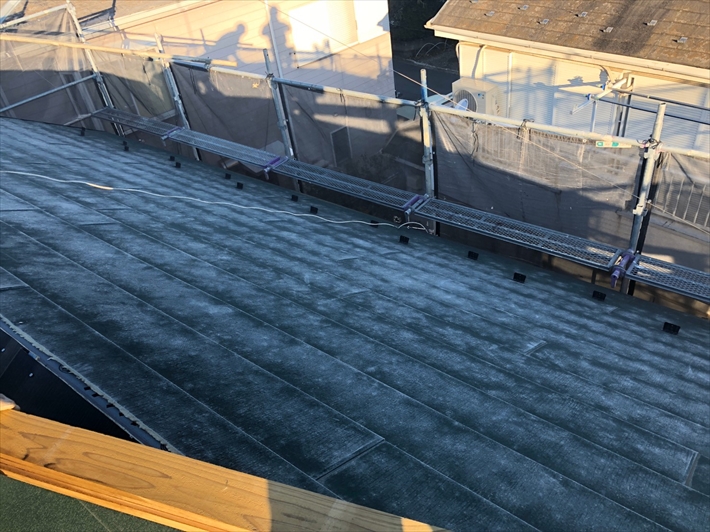 冬場の朝は屋根材に霜が降ります