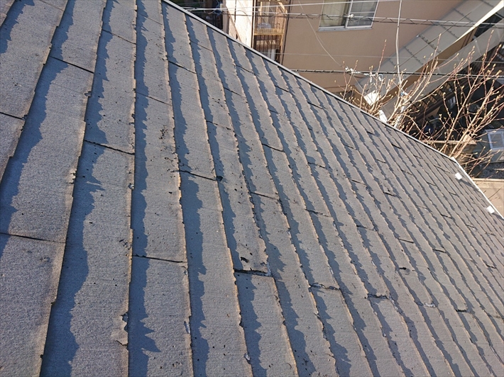 スレート葺き屋根は表面がガタガタになっています