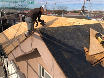 新しい合板が屋根材の下地になります