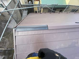 屋根カバー工事でタフモックを使用した棟板金を設置