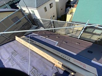 屋根カバー工事でスーパーガルテクトを軒先から設置