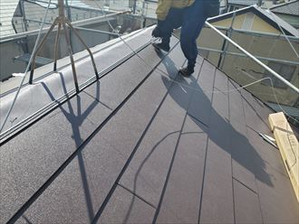 屋根カバー工事でスーパーガルテクトをビスで固定していきます
