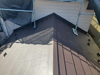 コロニアルが割れていた箇所の屋根カバー工事完了