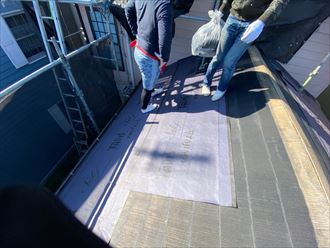 屋根カバー工事で防水紙を敷設