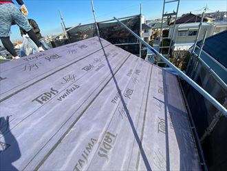 屋根カバー工事で大屋根に防水紙を敷設