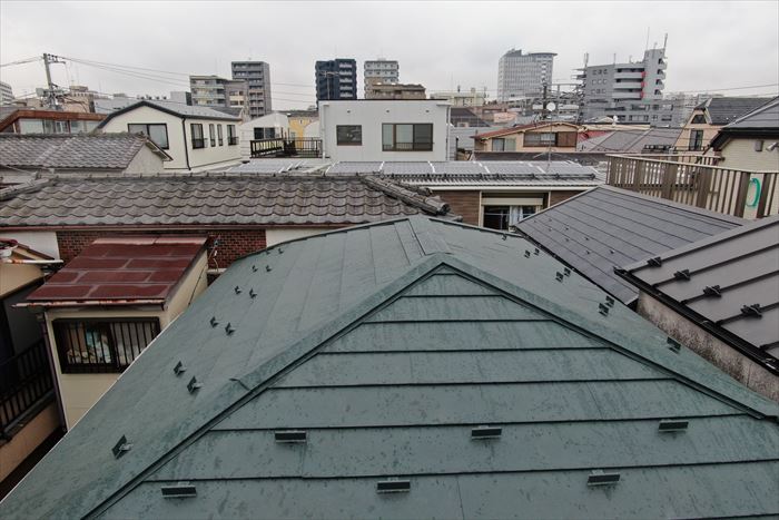 文京白山で築30年を過ぎたお住まいのスレート屋根をカバー工事、スーパーガルテクトを使用しました