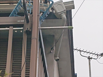 雨樋も破損しています