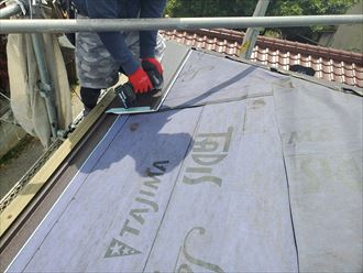 軒先から新規屋根材のスーパーガルテクトを設置します