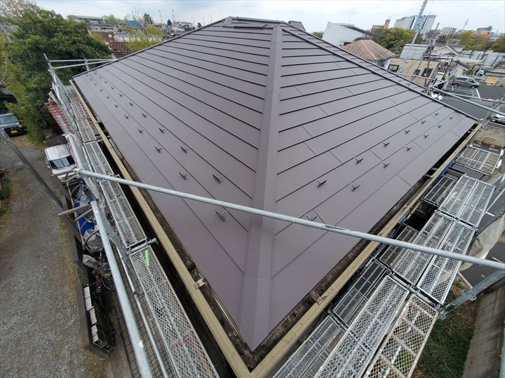 アイジー工業のスーパーガルテクトを使用した屋根カバー工事完了