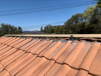 洋瓦を使用した屋根の棟の心木を交換