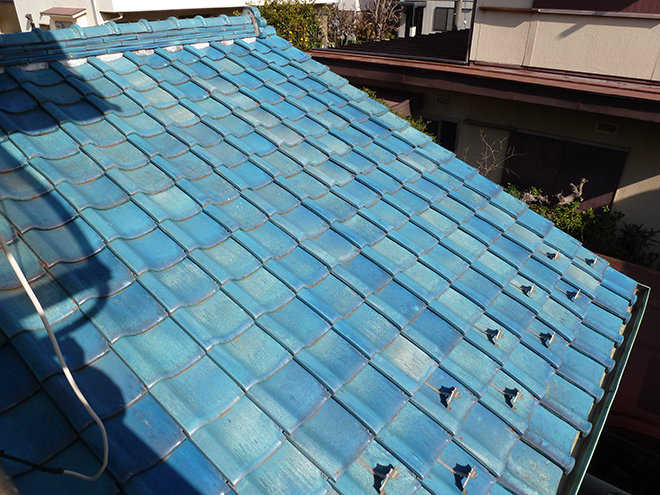 ブルーのきれいな瓦屋根です