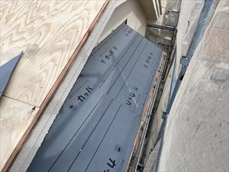 段違いの屋根の防水紙の敷設