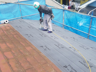 屋根カバー工法　防水紙設置