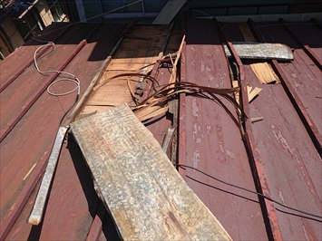 新宿区余丁町で強風で捲れたトタン葺き屋根をガルバリウム鋼板で葺き替え工事