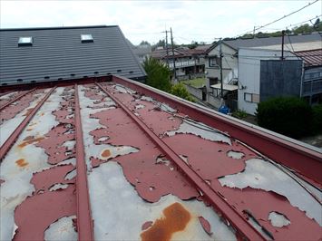 塗装の剥がれた屋根
