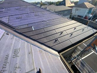 新規屋根材のスーパーガルテクトを使用した屋根カバー工事