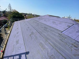 屋根カバー工事で防水紙を敷設