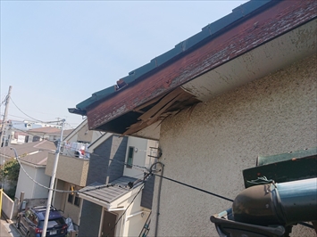 屋根からの雨水で軒天が腐食しています