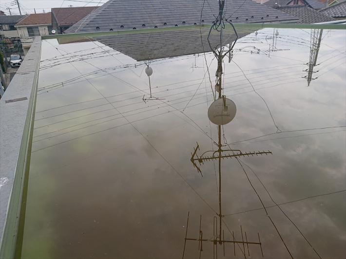 屋上に雨水が溜まっています