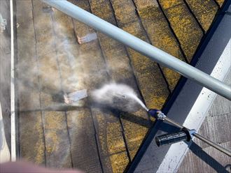 屋根塗装工事にて屋根を高圧洗浄