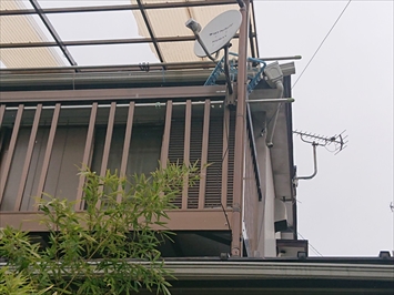 台風の被害を受けたバルコニーの屋根