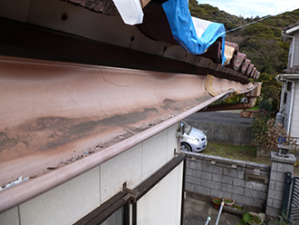 雨樋がゆがんでいます