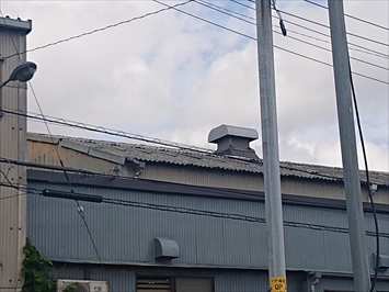 工場の屋根には波型のスレートが葺かれています